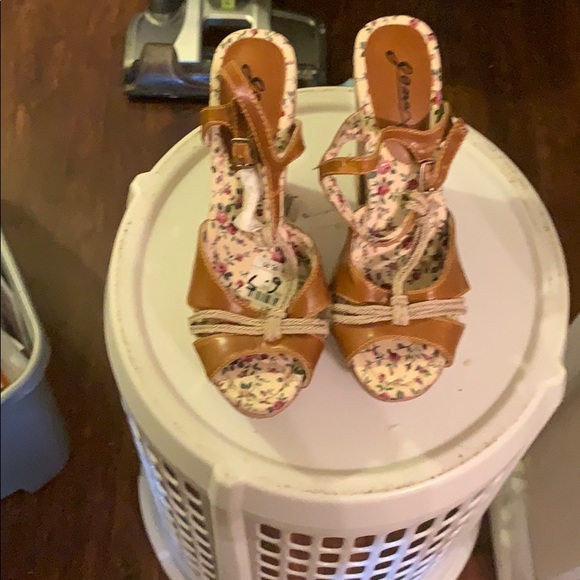 Shoes - Picture 4 of 12